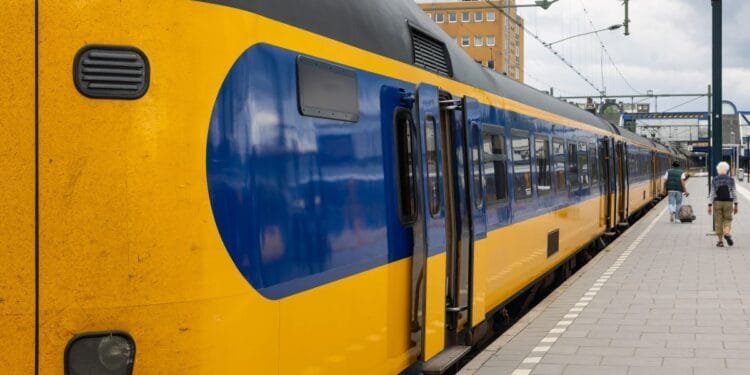 Unions stage rush-hour transport strike against welfare cuts