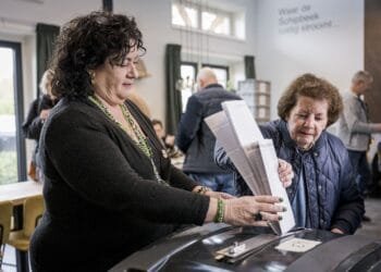 Caroline van der Plas terug in Kamer na overlijden moeder (87): ze vond een heel bijzonder bericht