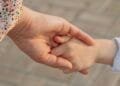 Veel ouders vermijden het, maar volgens rouwtherapeut is dit juist belangrijk voor een kind na een overlijden