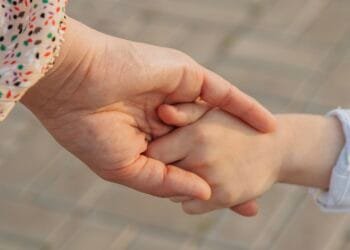 Veel ouders vermijden het, maar volgens rouwtherapeut is dit juist belangrijk voor een kind na een overlijden
