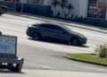 Op hol geslagen Tesla zonder bestuurder richt ravage aan bij tankstation