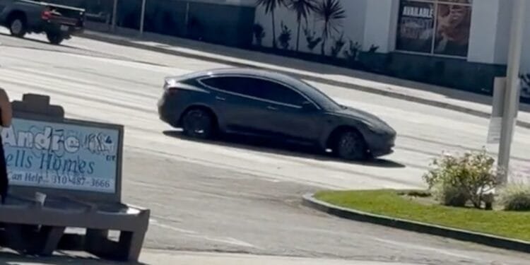 Op hol geslagen Tesla zonder bestuurder richt ravage aan bij tankstation