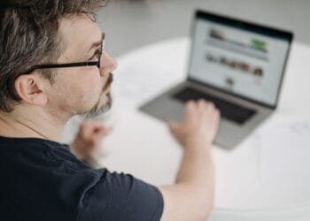 Marcel (41) maakte bijna 5000 euro over na een mail van zijn ‘manager’: ‘Het e-mailadres scheelde maar één puntje’