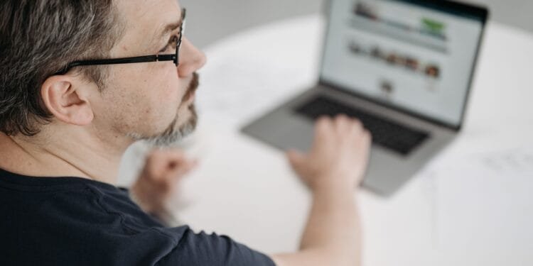 Marcel (41) maakte bijna 5000 euro over na een mail van zijn ‘manager’: ‘Het e-mailadres scheelde maar één puntje’