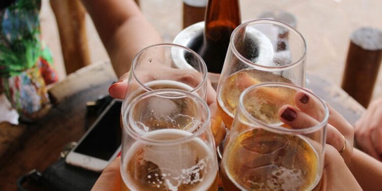 Extreme hitte dwingt Parijs tot alcoholverbod: ziekenhuizen zien explosieve stijging van spoedgevallen