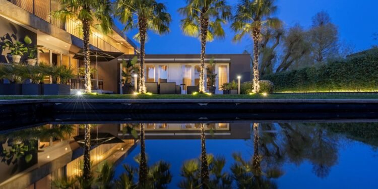 Binnenkijken in Villa Morero uit Gooische Vrouwen: wellness, bioscoop en zwembad in huis voor 8,45 miljoen euro
