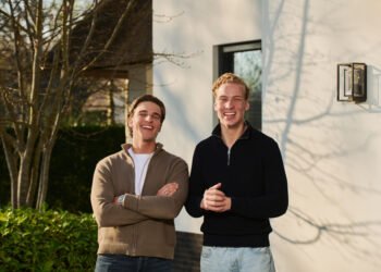 Luc (24) en Teun (22) brachten samen pakketjes rond, nu leveren zij videodeurbellen aan 100.000 klanten