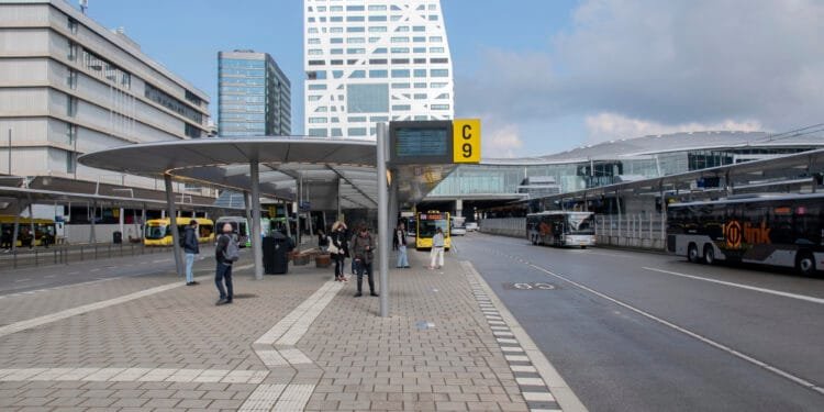 Utrecht to pay bus drivers double to keep summer service running