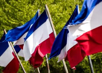 Omgekeerde Nederlandse vlag zorgt al jaren voor discussie: dit mag volgens de wet wel en niet