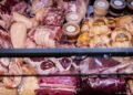 Kabinet komt met verbod op uitzendkrachten in vleessector