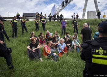 Klimaatdemonstranten XR proberen bij Laagraven A12 te betreden