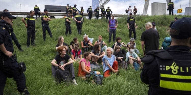 Klimaatdemonstranten XR proberen bij Laagraven A12 te betreden