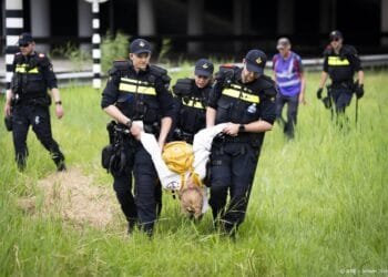 Ruim 270 demonstranten aangehouden na poging XR-blokkade A12