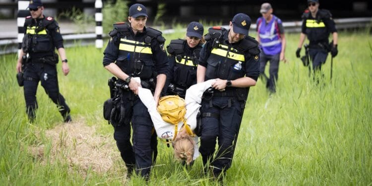Ruim 270 demonstranten aangehouden na poging XR-blokkade A12