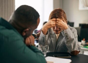Iemand begint te huilen? Experts leggen uit welke woorden helpen en wat je beter kunt vermijden