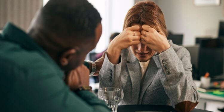 Iemand begint te huilen? Experts leggen uit welke woorden helpen en wat je beter kunt vermijden