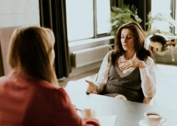 Nieuw onderzoek: mensen onderhandelen liever met vrouwen en werken vaker opnieuw met hen samen