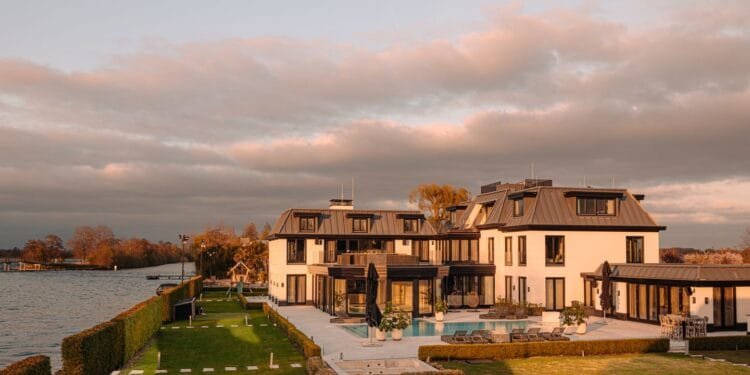Binnenkijken in de Nederlandse villa van Drake: 15 miljoen euro, privéstrand en twee zwembaden