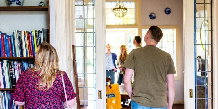 Gemiddelde single starter brengt 63.000 euro mee in zoektocht naar woning: ‘Recordbedrag’