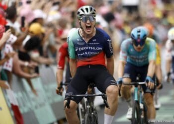 Wielrenner Kooij boekt in massasprint eerste ritzege in Tour