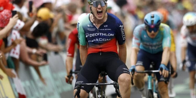 Wielrenner Kooij boekt in massasprint eerste ritzege in Tour