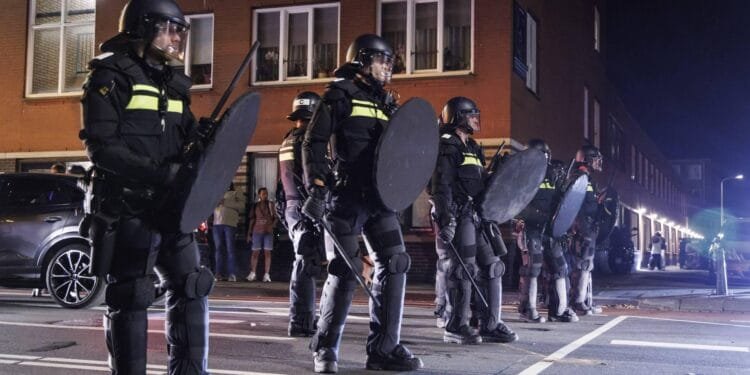 ME grijpt in bij onrust in Den Haag, Rotterdam en Amsterdam
