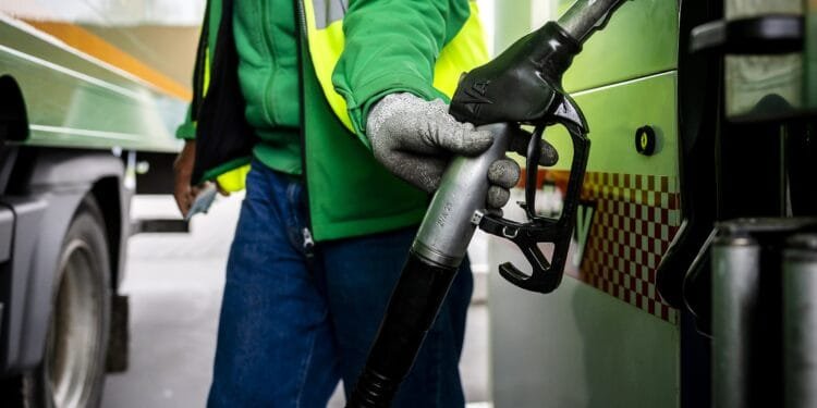 Waarom een liter benzine tanken in Spanje bijna 1 euro goedkoper is dan in Nederland, volgens de ANWB