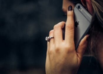 Zie je op tegen bellen? Met deze 6 praktische tips verminder je belangst stap voor stap