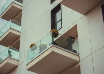 Angelo (40) in Burenruzies: ‘De bovenburen hebben een opblaaszwembad op hun balkon’