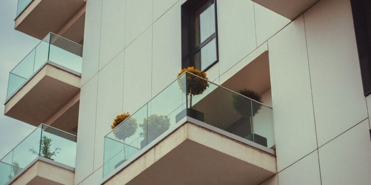 Angelo (40) in Burenruzies: ‘De bovenburen hebben een opblaaszwembad op hun balkon’