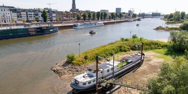 Record uit 1976 sneuvelt, afvoer Rijn laagste ooit in juli