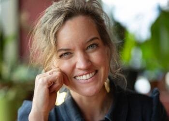 Renee Kelder leefde jarenlang als ‘parttime junkie’ en herkent verborgen verslaving direct: ‘Mensen trekken zich eerst langzaam terug’