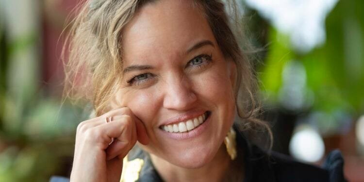 Renee Kelder leefde jarenlang als ‘parttime junkie’ en herkent verborgen verslaving direct: ‘Mensen trekken zich eerst langzaam terug’