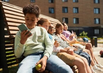Onderzoek: smartphoneverbod op school bespaart tijd, maar maakt leerlingen niet per se gelukkiger