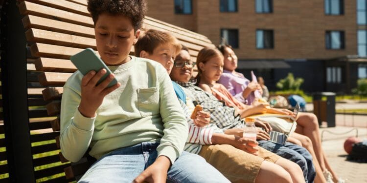 Onderzoek: smartphoneverbod op school bespaart tijd, maar maakt leerlingen niet per se gelukkiger