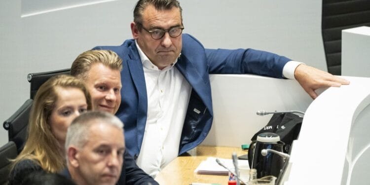 De Mos returns to power in The Hague amid asylum row