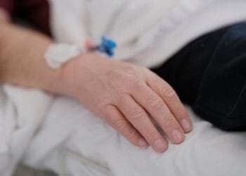 Hanneke (52) werd voor 2500 euro bestolen door haar eigen dochter: ‘Terwijl ik in het ziekenhuis lag’