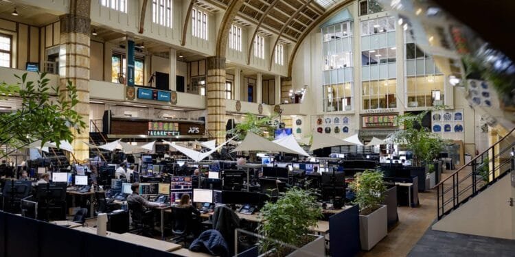 AEX-index sluit voor het eerst ooit boven de 1100 punten