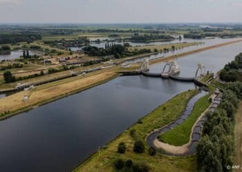 Rijkswaterstaat opent stuw tegen verzilting West-Nederland