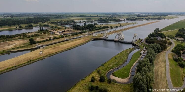 Rijkswaterstaat opent stuw tegen verzilting West-Nederland