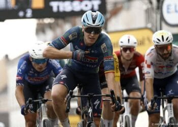 Kooij weer tweede achter Merlier in door val ontregelde sprint