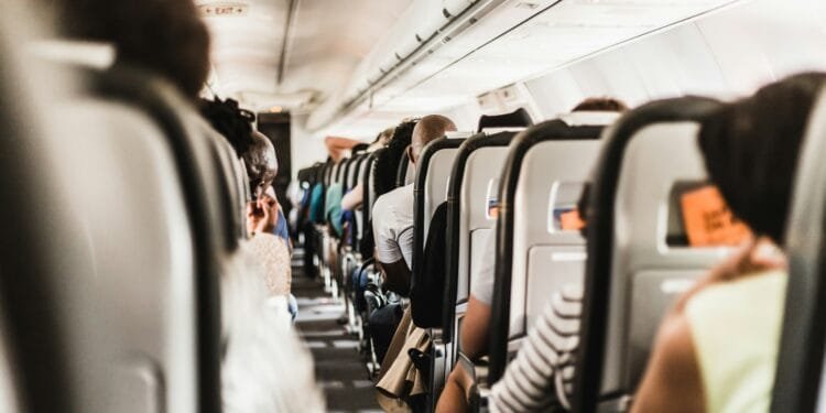 Nooit meer een vreemde naast je? Deze airline introduceert opvallende vliegtuigstoelen zonder middenplek
