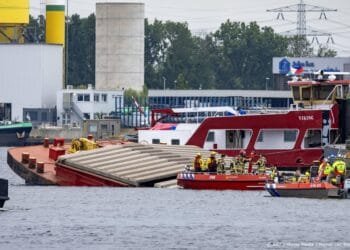 Opvarende van gezonken duwboot in Amsterdamse Coenhaven gevonden