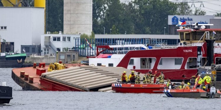 Opvarende van gezonken duwboot in Amsterdamse Coenhaven gevonden