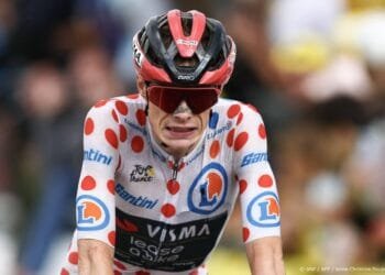 Vingegaard valt in vijftiende etappe en verlaat Tour de France
