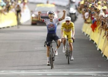 Evenepoel wint vijftiende etappe voor geletruidrager Pogačar