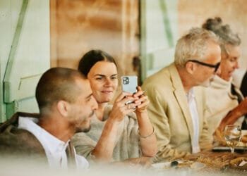 Stelling van de dag: ‘Ik vind verplicht telefoonvrije bruiloften betutteling’