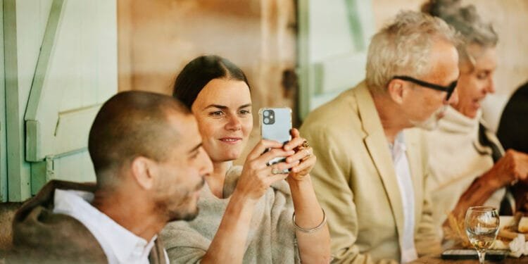 Stelling van de dag: ‘Ik vind verplicht telefoonvrije bruiloften betutteling’