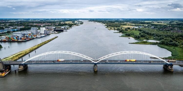 Transportbranche onderzoekt juridische stappen na afsluiting brug