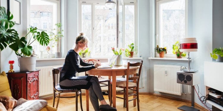 500.000 deelnemers onderzocht: dit is waarom thuiswerken voor alleenwonenden minder gezond kan zijn